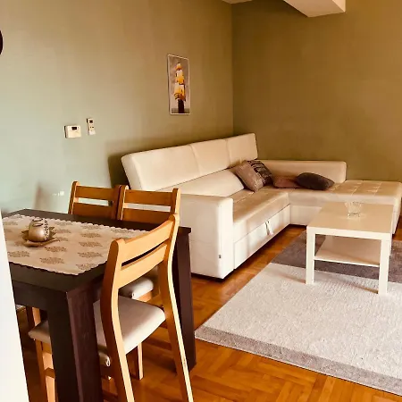 Cozy Near The Center Apartament *
