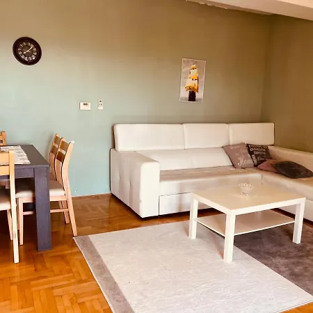 Cozy Near The Center Apartament *